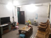 市區(qū)步梯3室,家具家電齊全，帶摩托車庫 華駿達